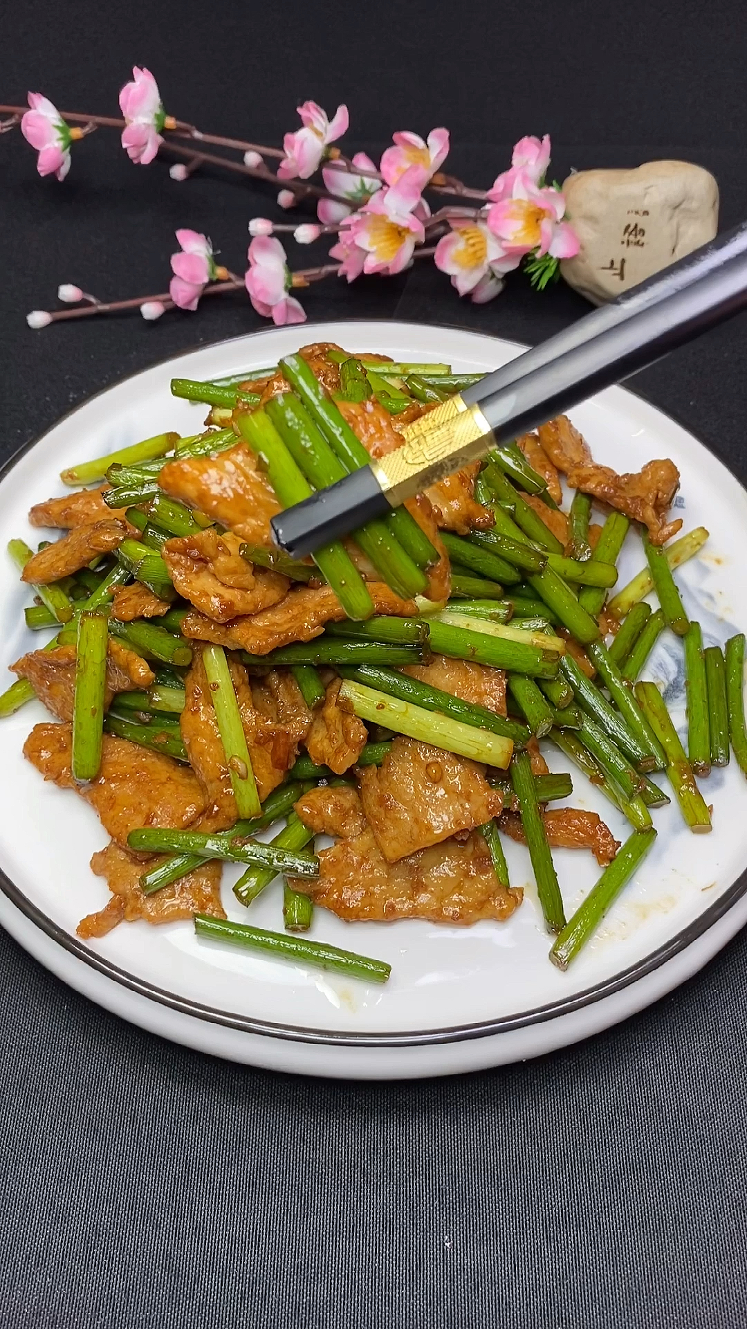 #美食#蒜苔炒肉