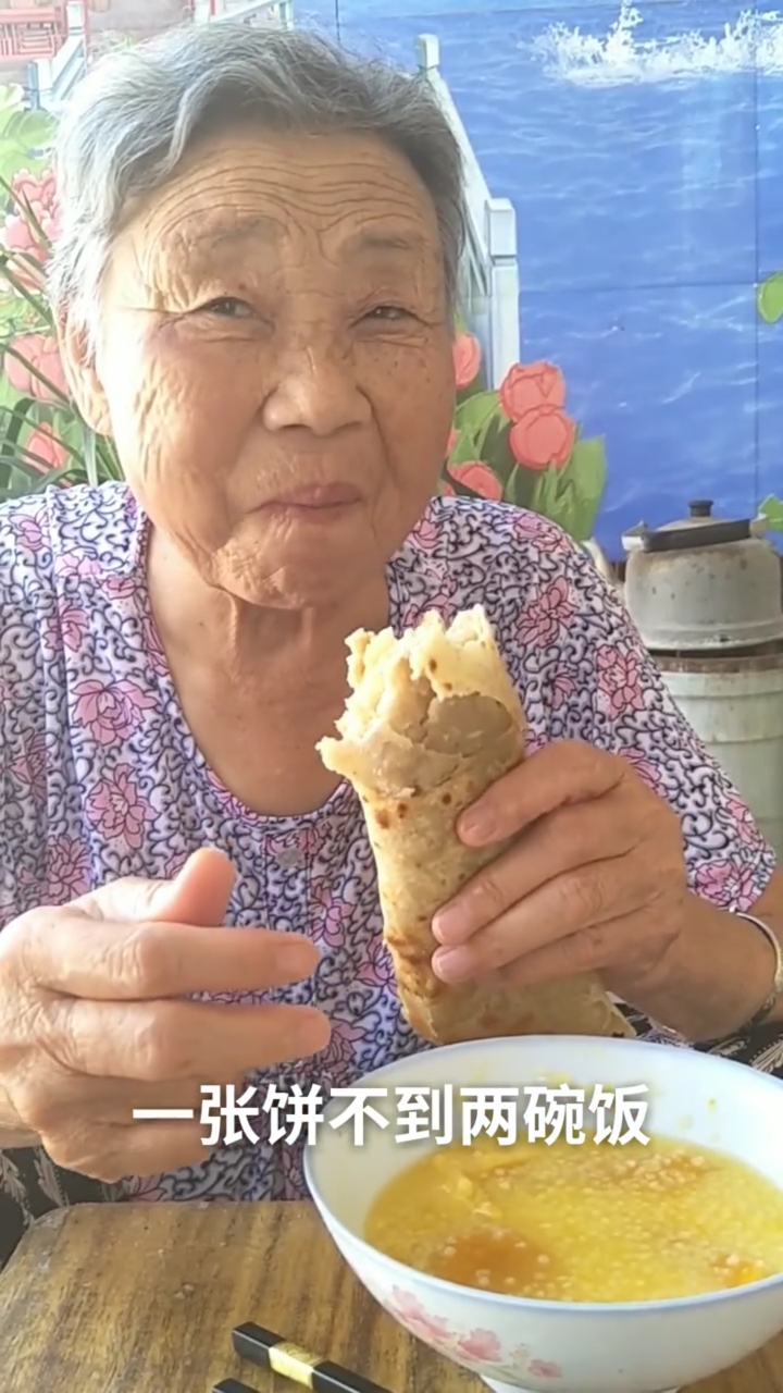 又到饭点啦,儿媳给80多岁的婆婆烙烫面油饼,配上南瓜小米粥,婆婆吃得好满足。