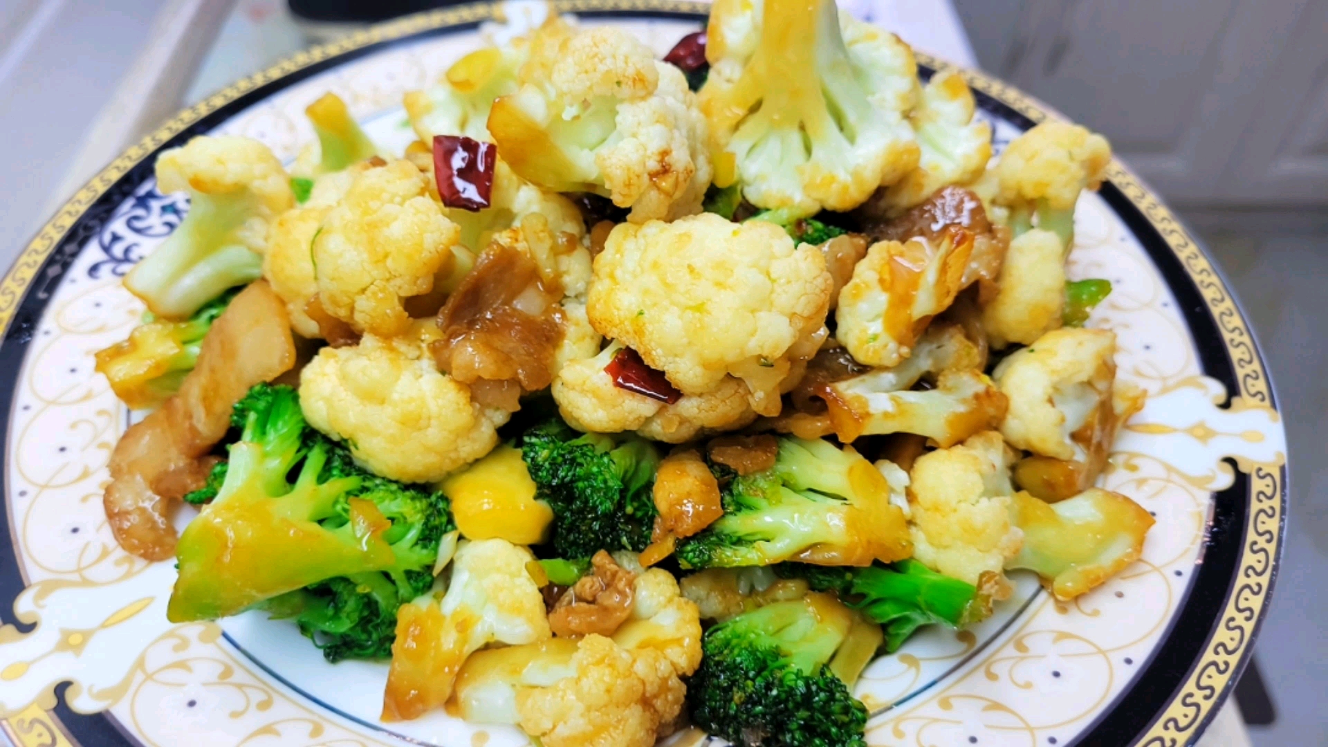 #自制美食#炒菜花有人直接炒,有人汆水,难怪不好吃大厨分享简单做法