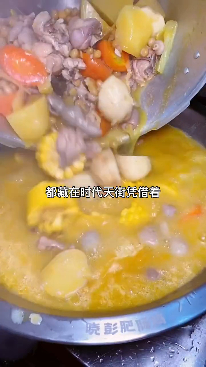 他就是重庆的肥肠鸡大王,汤都可以喝巴适得很