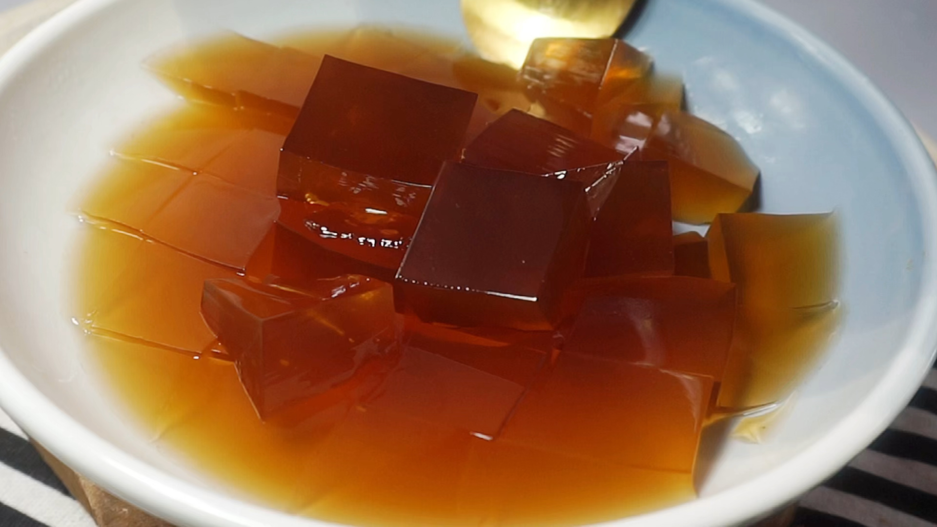 #自制美食#冰凉爽口的茶冻奶茶来啦，星途一定要试一下。