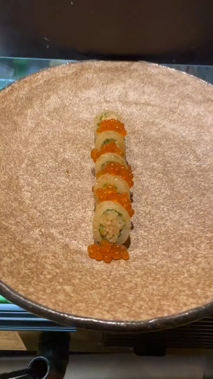 新鲜的鱿鱼寿司配鱼子!