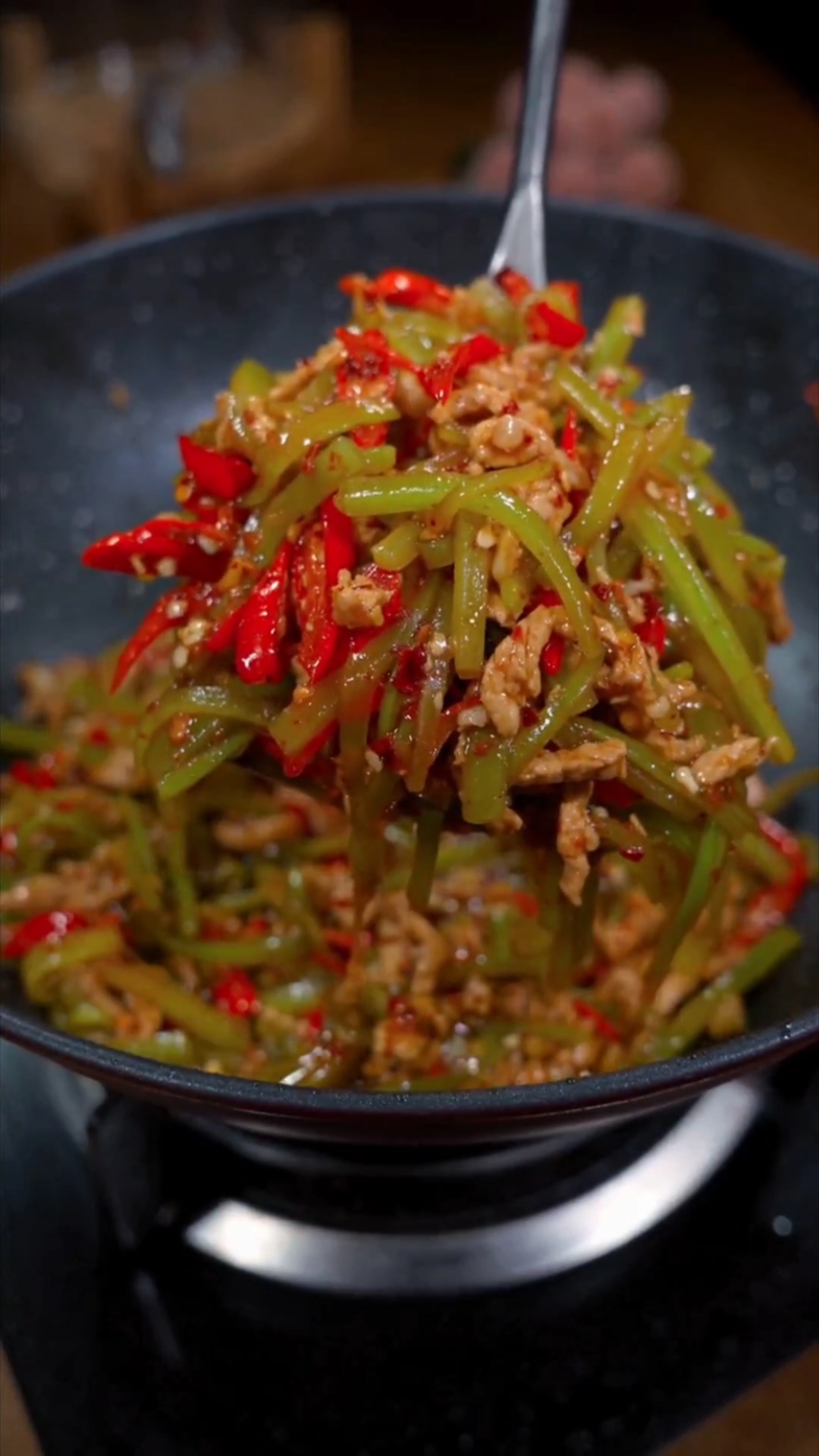 这样炒出来的莴笋丝绝对下饭,爱吃辣的赶紧做起来吧#莴笋丝炒肉#湘菜#家常菜