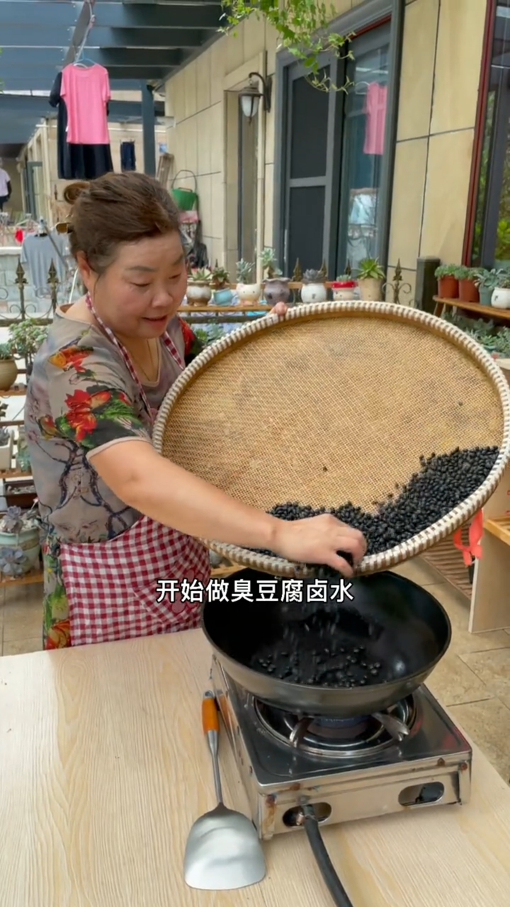 朋友们,传统臭豆腐的做法来咯,这样做的臭豆腐你们爱吃吗?我把多年做臭豆腐经验分享