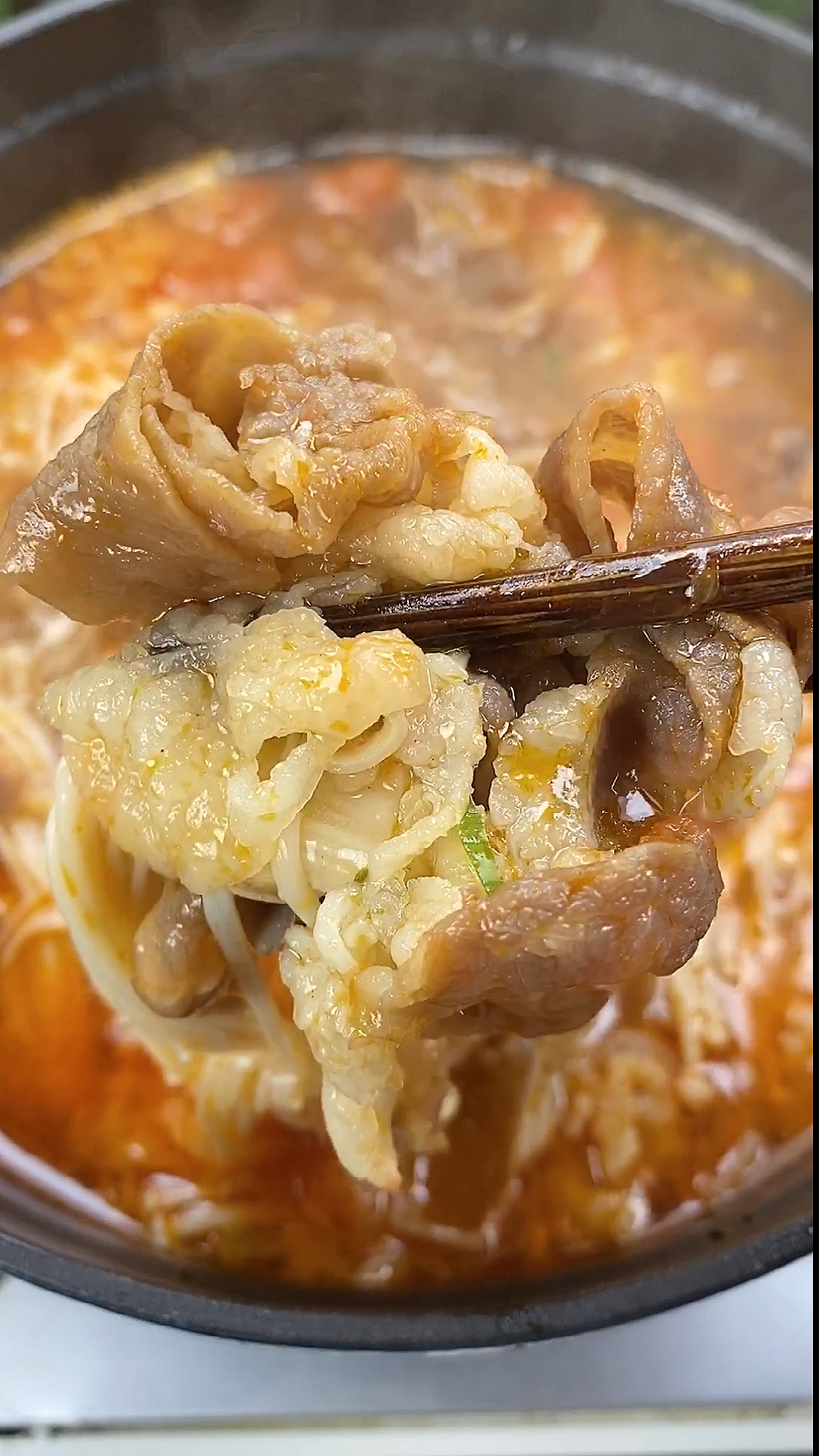 今天跟我做番茄金针菇肥牛汤吧,酸甜开胃,汤鲜浓郁,好喝又有营养...