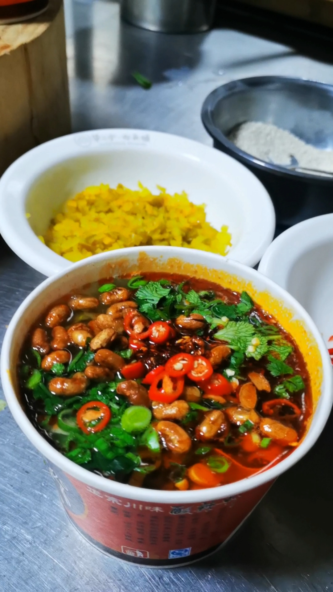 #美食看中国#又酸又辣的酸辣粉,颜色漂亮,口味儿非常酸辣,几个朋友跟着华三少华师傅学习制作