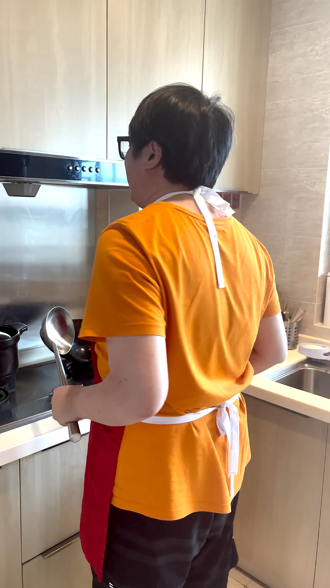 #在家做个拿手菜#儿童节孩子们化身小神厨，这盘《西红柿炒鸡蛋》听着听着就会做了！