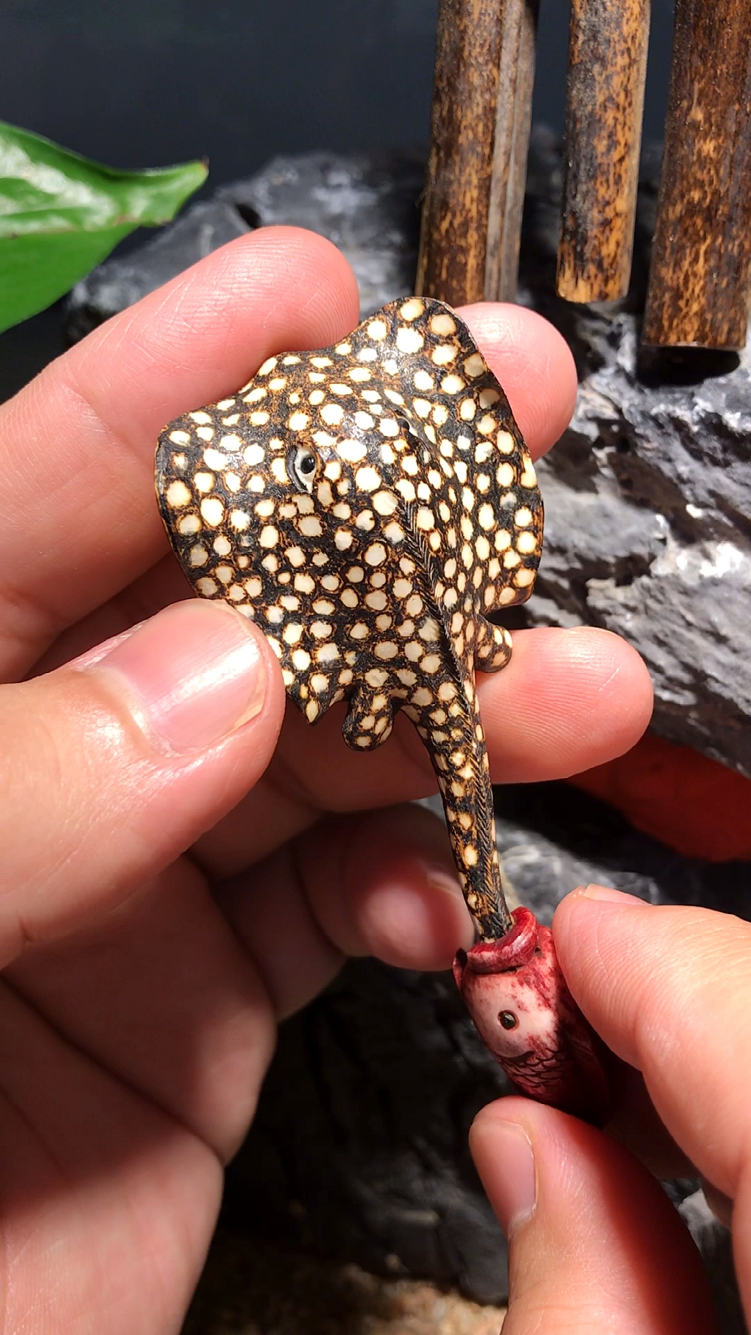 小鱼吃大鱼。根付雕刻作品。