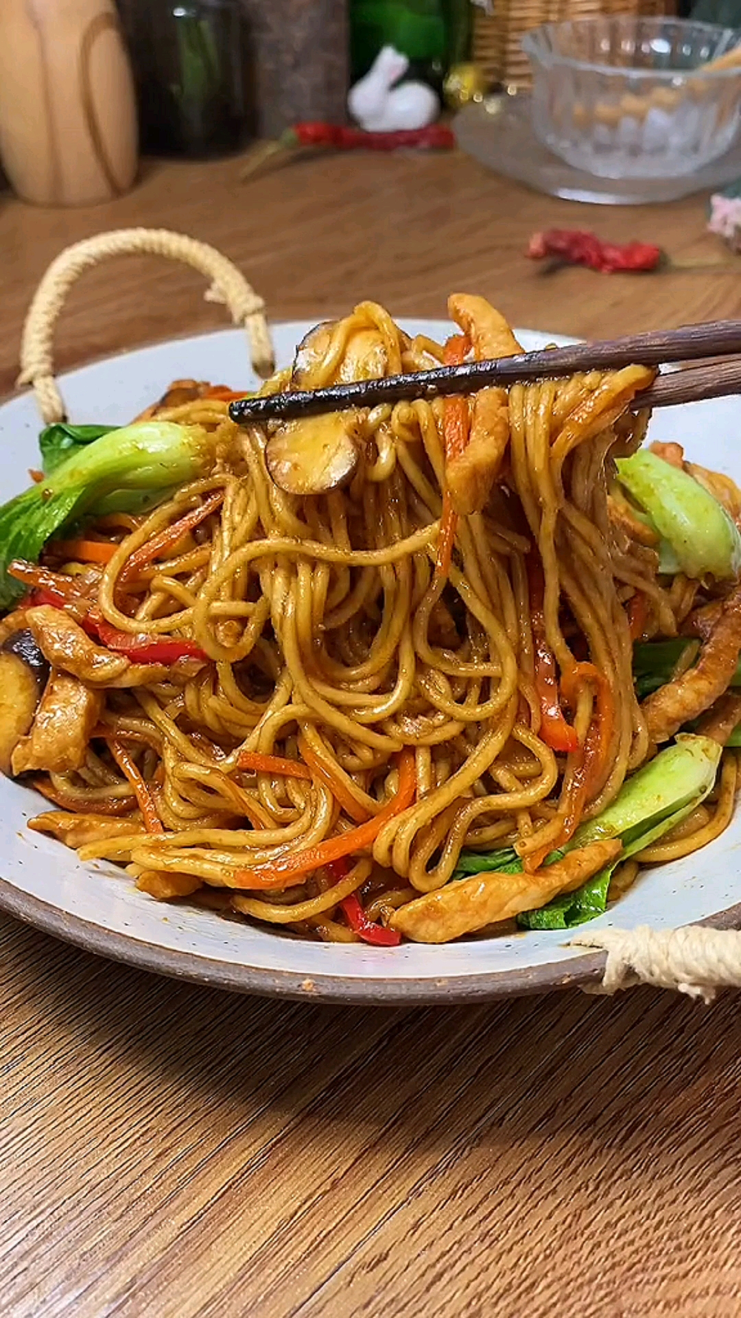 冰箱里零碎的食材不要浪费,拿来做个肉丝炒面学会又可以出去玩了