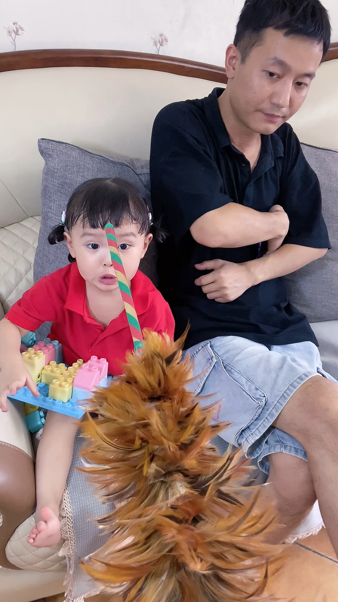 孩子这表情是被鸡毛掸子吓怕了
