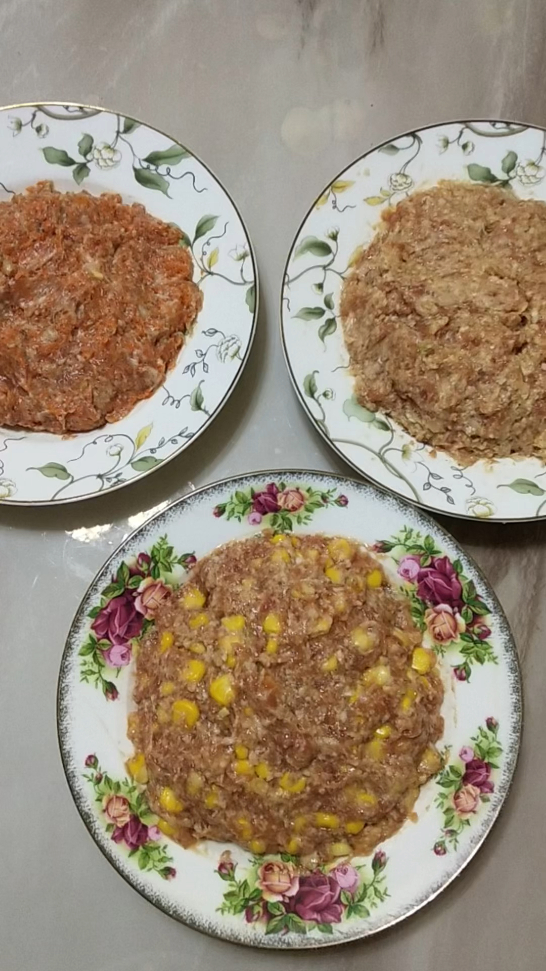 自己动手包馄饨:今天包三种馅:胡萝卜猪肉、玉米猪肉、白菜猪肉。你喜欢吃什么馅的?