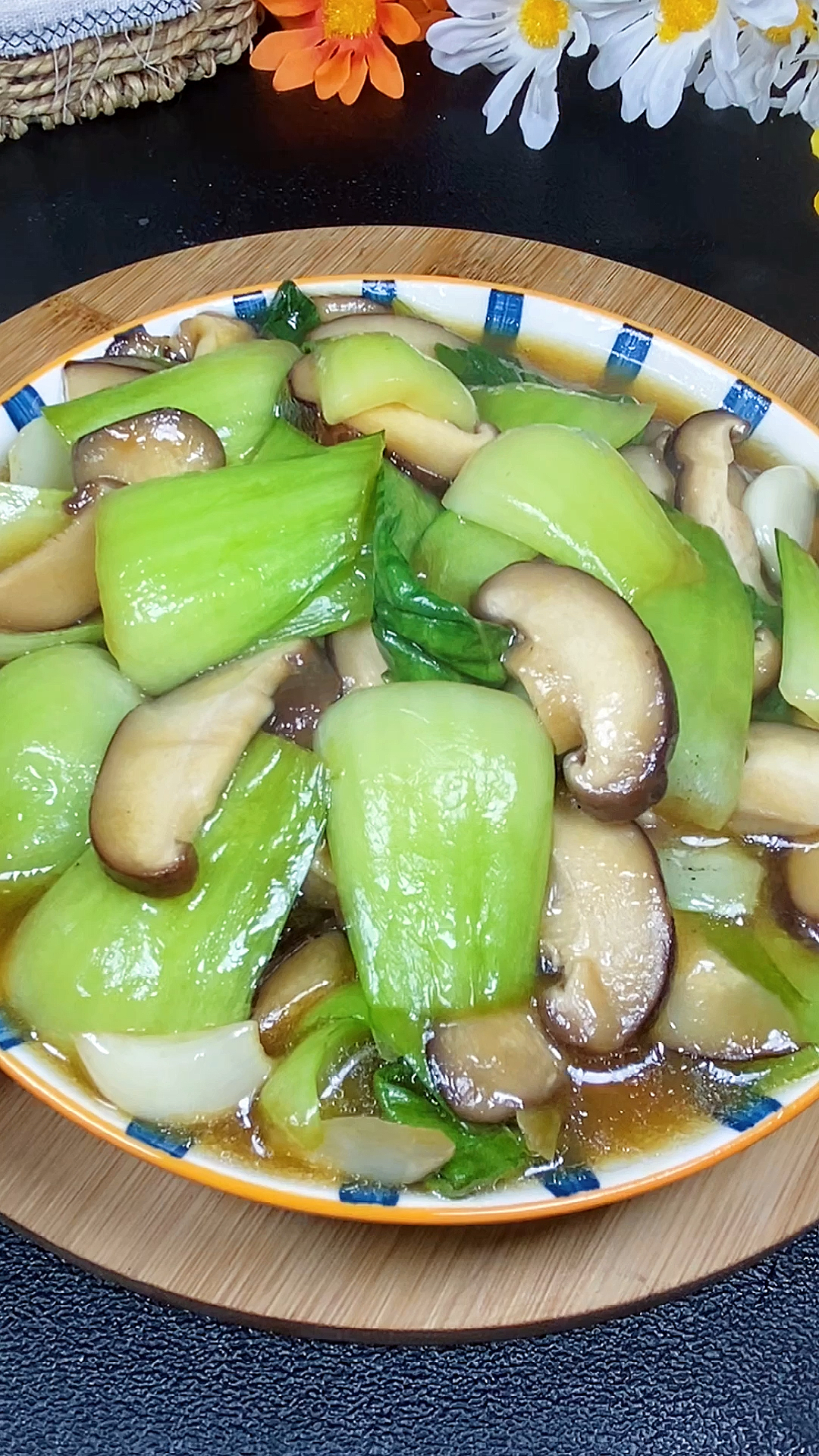 #秀出你的拿手菜#香菇炒油菜在家怎么入味又好吃呢