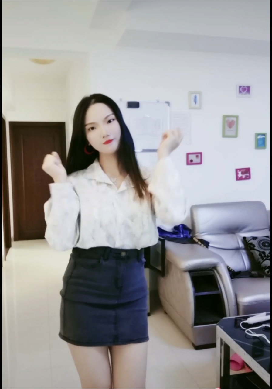一阵风吹来了一个小可爱给你跳舞。#韭菜花儿开