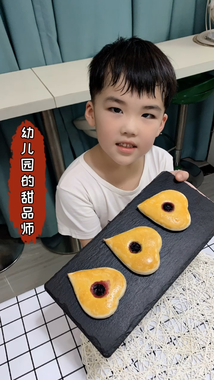 #美食记#称霸幼儿园的甜点小师傅今天给姐姐又准备了爱心小饼!养胃暖心呢