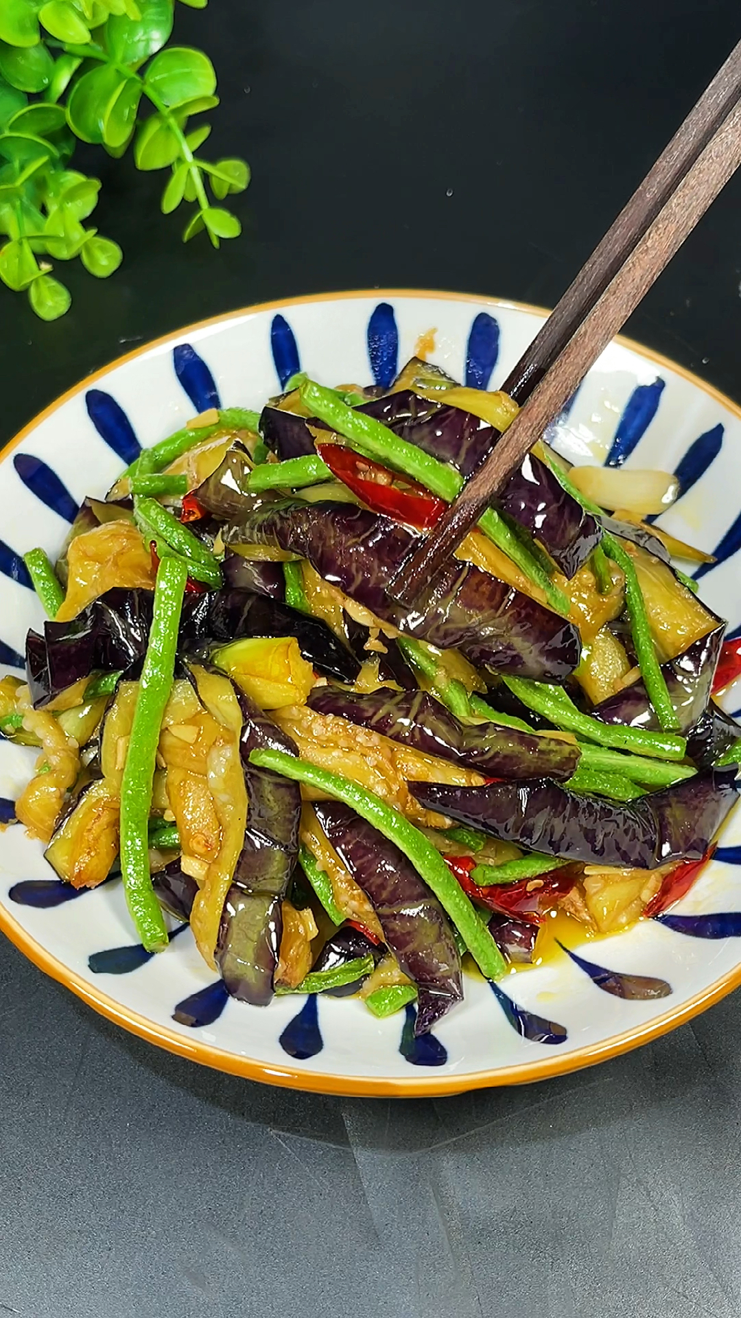 #美食#豆角炒茄子这样做,不用油炸也好吃