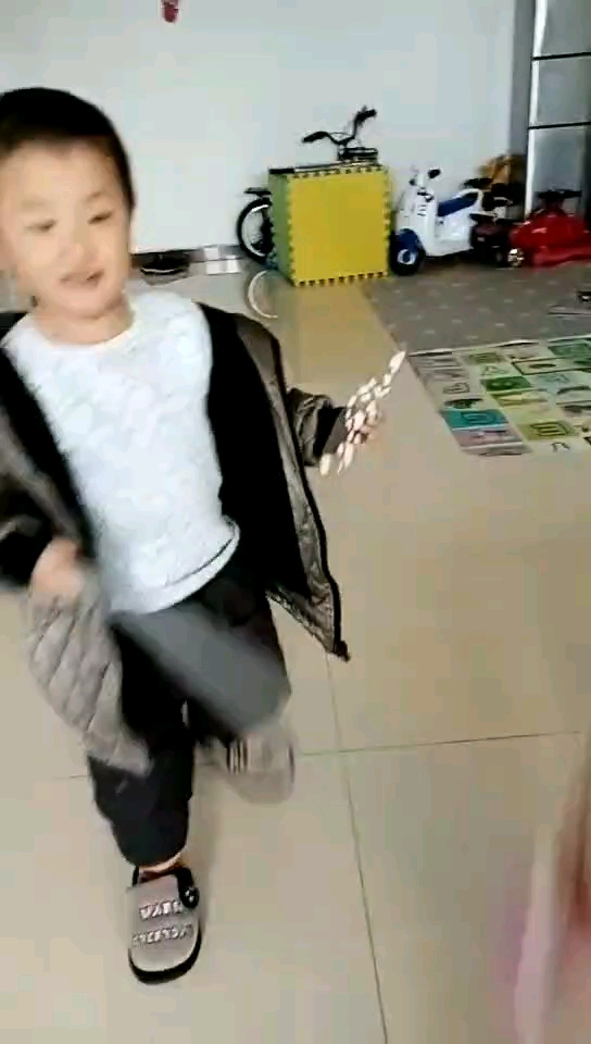 #家有萌娃#推铁环从推纸杯开始