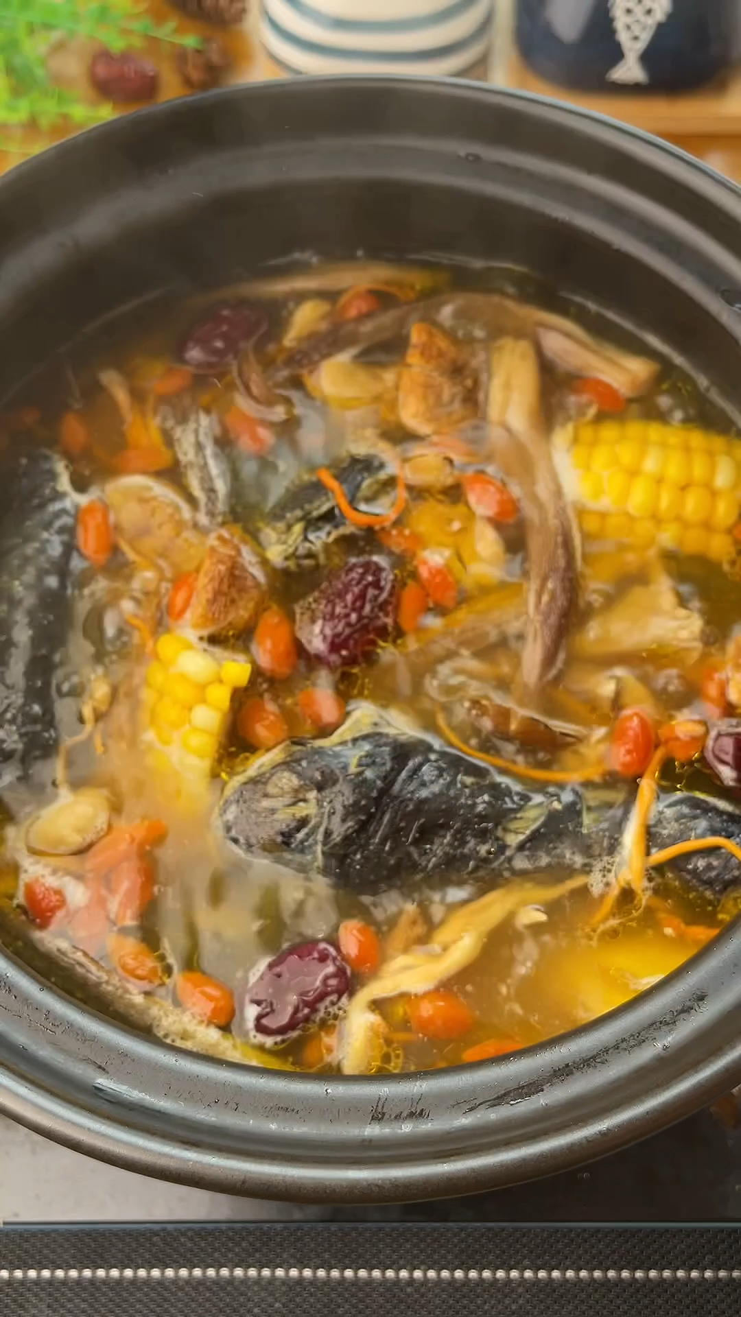 松茸菌菇汤暖心又暖胃,赶紧做给家人吃!