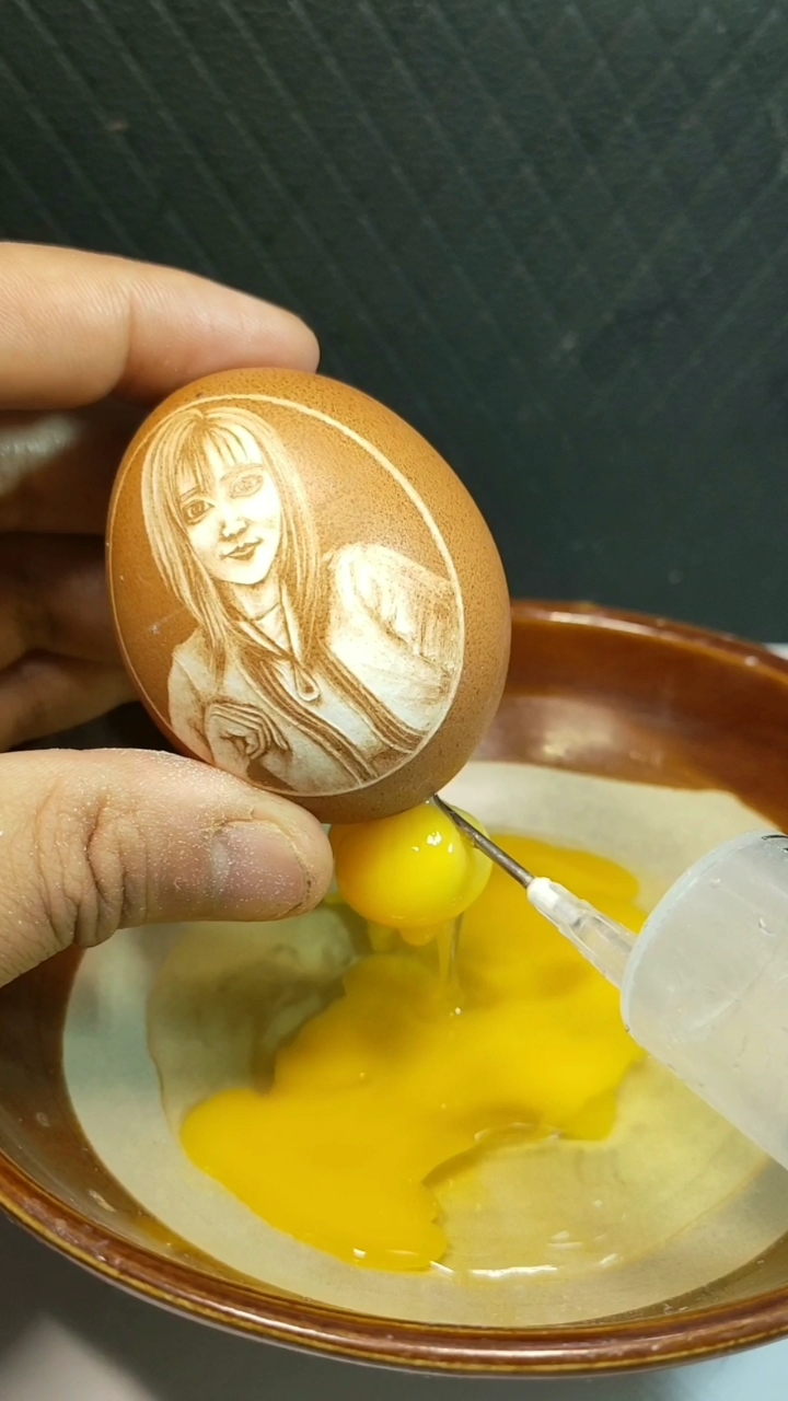 #我要上热门#一枚鸡蛋居然可以用电钻在鸡蛋上作诗作画