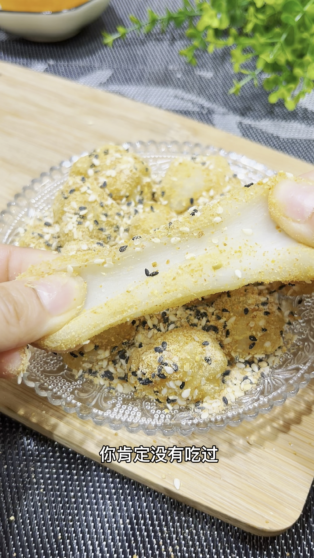 糯米粉放到蒸锅蒸一蒸就可以吃的糯米糍粑,软糯香甜,一口一个,又香又甜又好吃