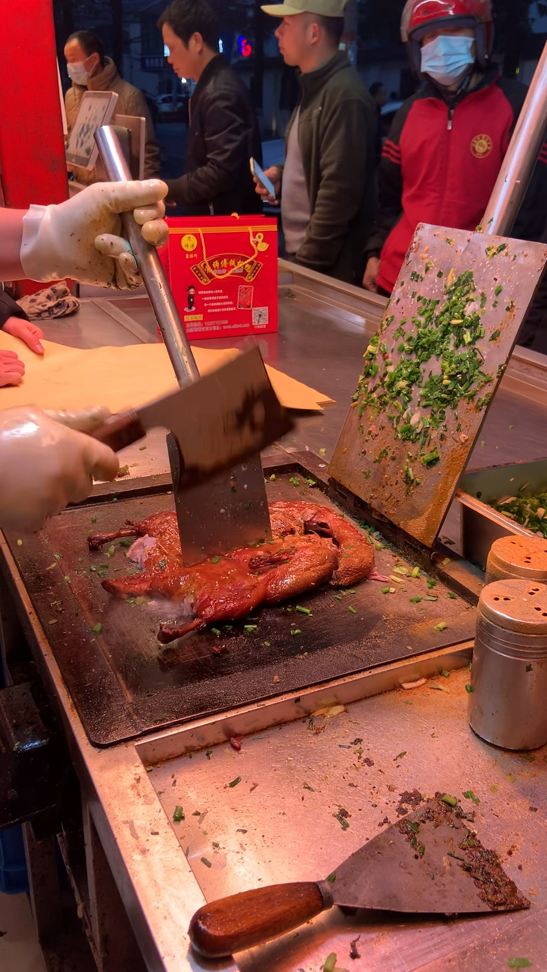 网友称:某铁板鸭店雇佣演员每天排长队!记者暗访调查,发现都是真实顾客