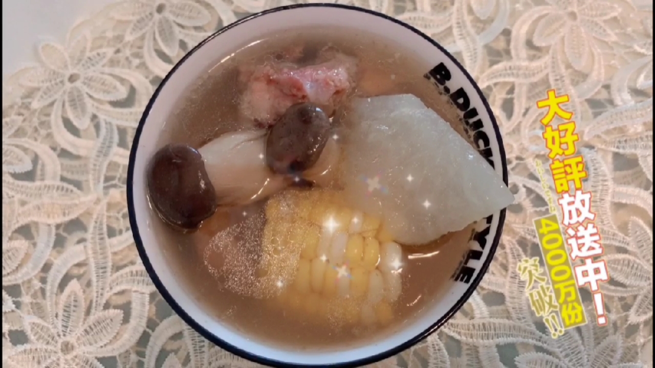 冬瓜排骨汤,汤清宜人、性凉而味甘,具有利湿化滞的功效。
