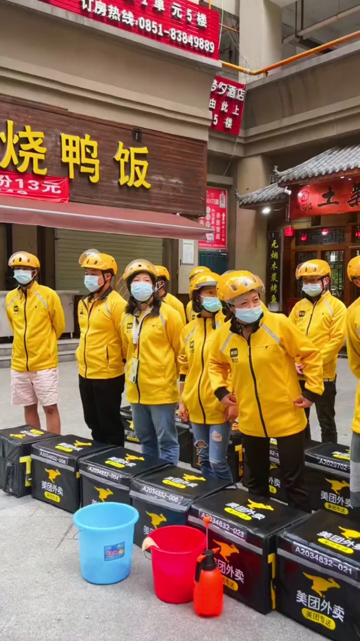 不装了我的身份就是...我摊牌了