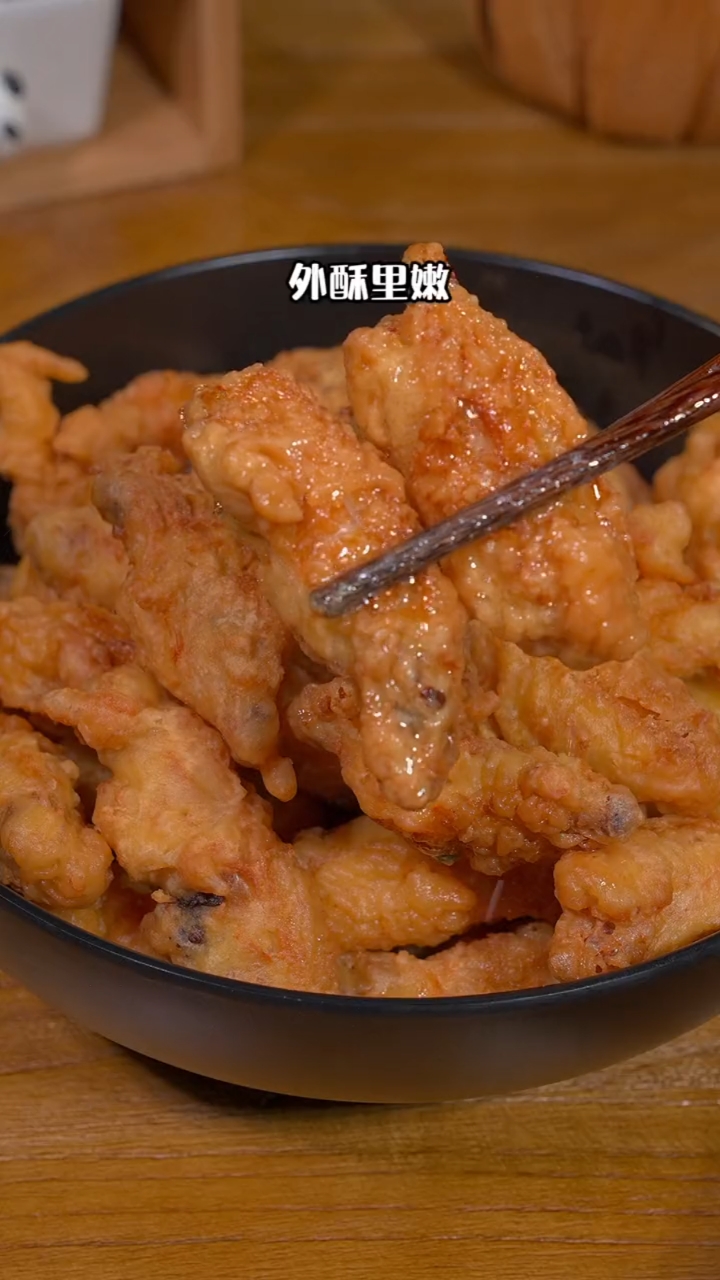 很多人鸡翅只会可乐或红烧,今天炸个蒜香鸡翅,外酥里嫩