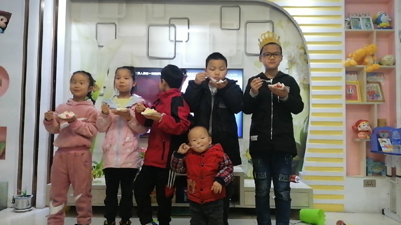 #读书手抄报制作#蛋糕好好吃，不管了，先吃蛋糕，你们拍吧