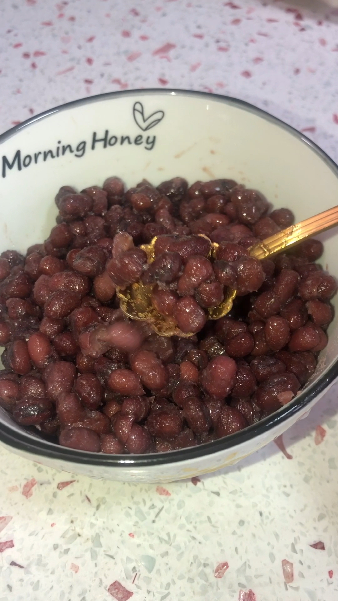 #音为有你#蜜豆做法不要太简单～红豆煮熟,倒掉多余水份,加自己喜欢的白糖甜度,搅拌,搞定