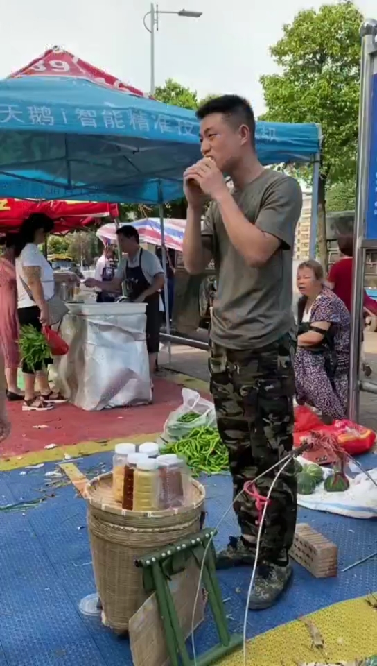 老妈让我晚上跟姐姐吃点好的,别再啃馒头了,她看了视频心里难受,其实我也想吃点好的
