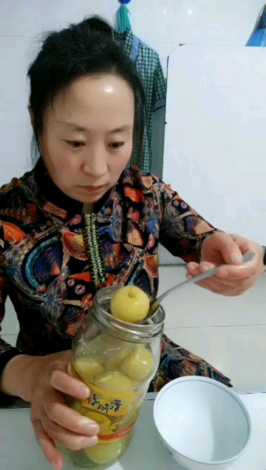自制黄桃罐头。