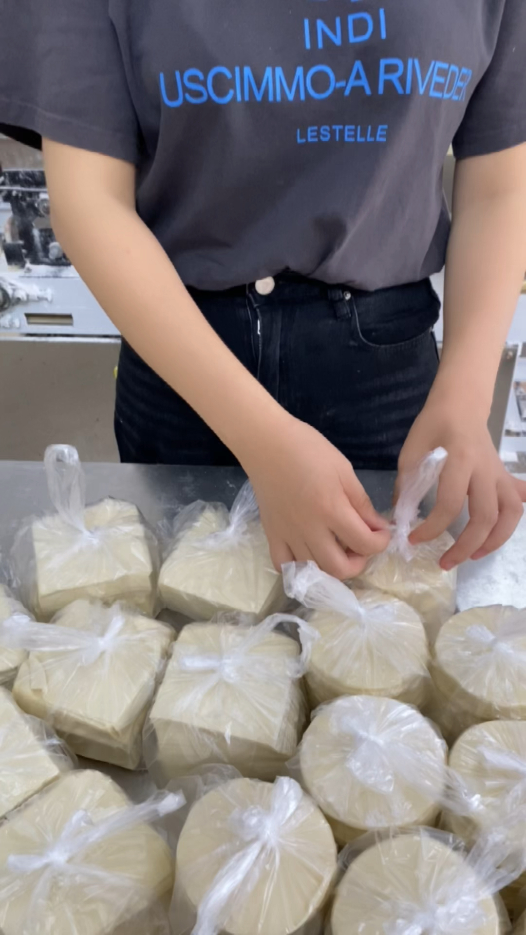 做饺子皮操作非常简单,大机器小机器都可以做,关键是一定要有好配方,才能做出高品质