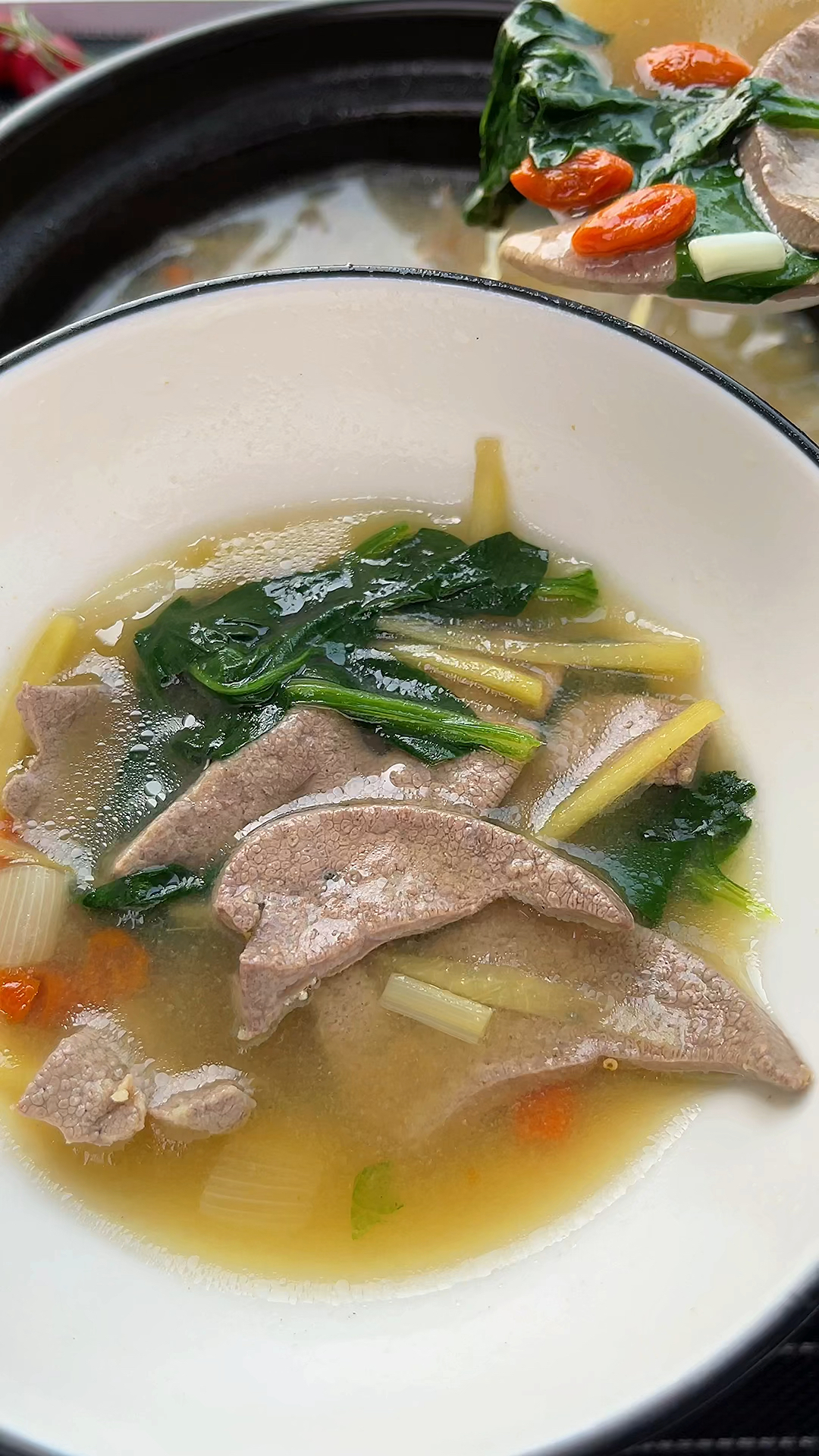 孩子经常玩手机,这道猪肝菠菜汤一定要经常喝,汤鲜肝嫩,明目又ying养~