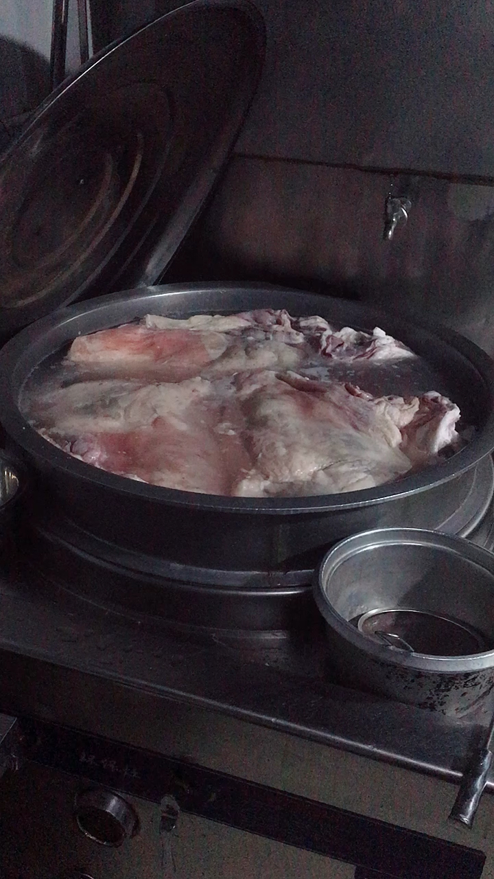 #深夜放毒#大锅煮羊肉。