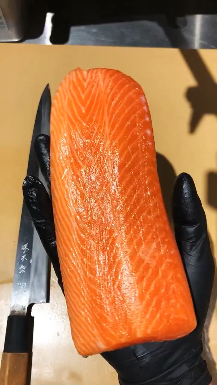 #美食#分解帝王鲑鱼，不是所有的三文鱼都叫帝王鲑，这个技术怎么样？