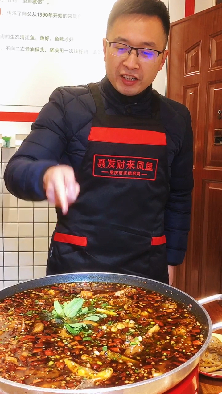 解放碑巷巷头的来凤鱼好吃得爆,一般人找不到的哟