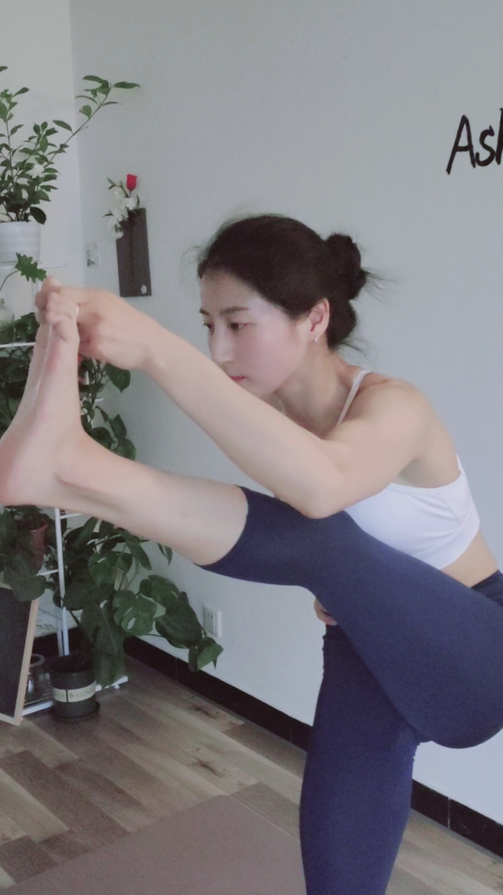 #阿斯汤加#阿斯汤加瑜伽中的站立手拉大脚趾式学习。