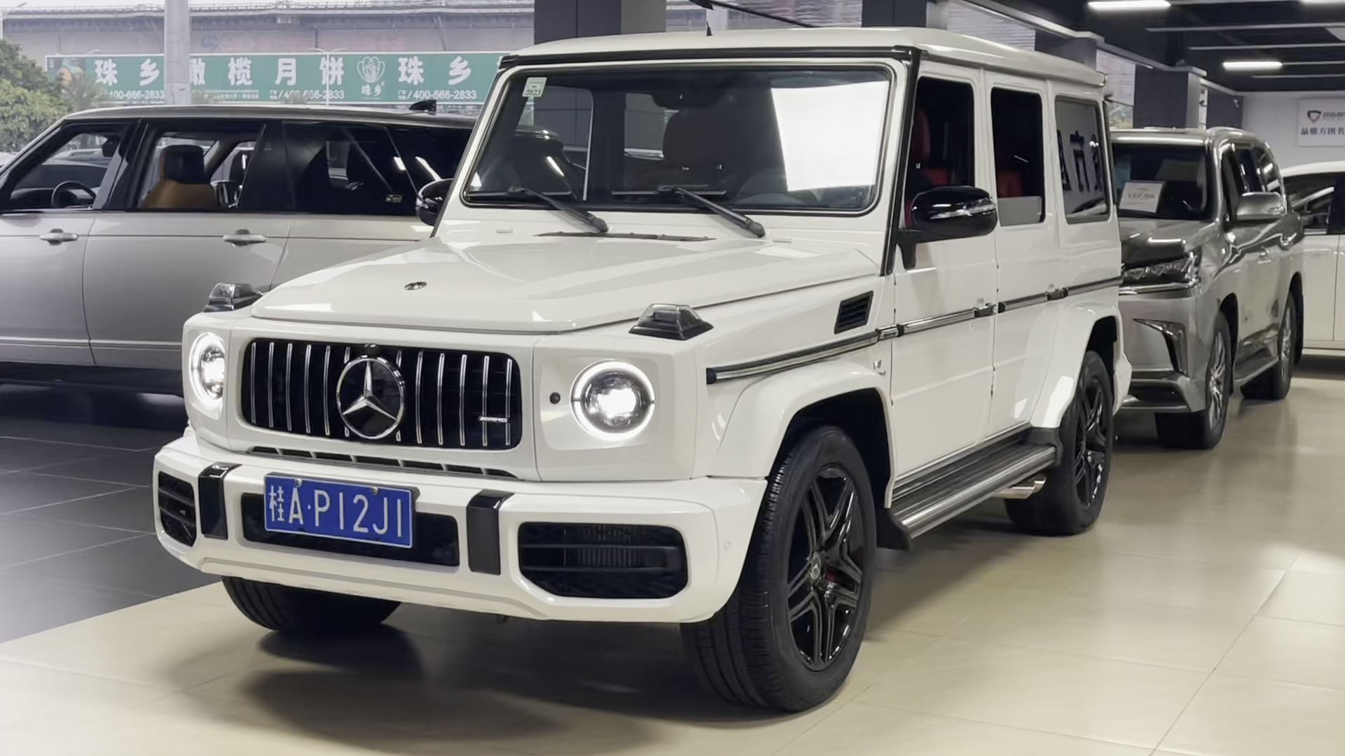 奔驰大g#新车落地300w,现在132w,你能接受吗?