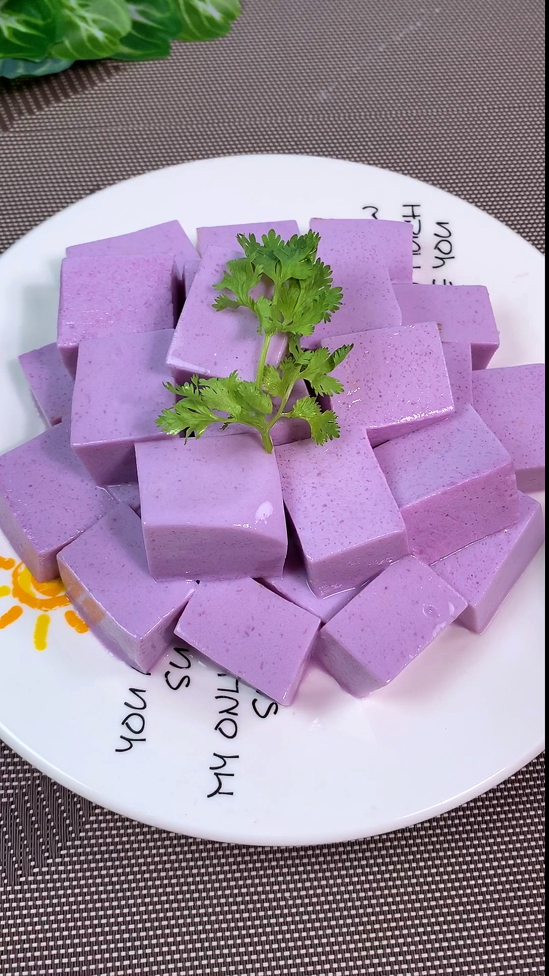 高颜值紫薯味果冻你吃过吗?用紫薯做的果冻,清甜爽口,好吃又好看