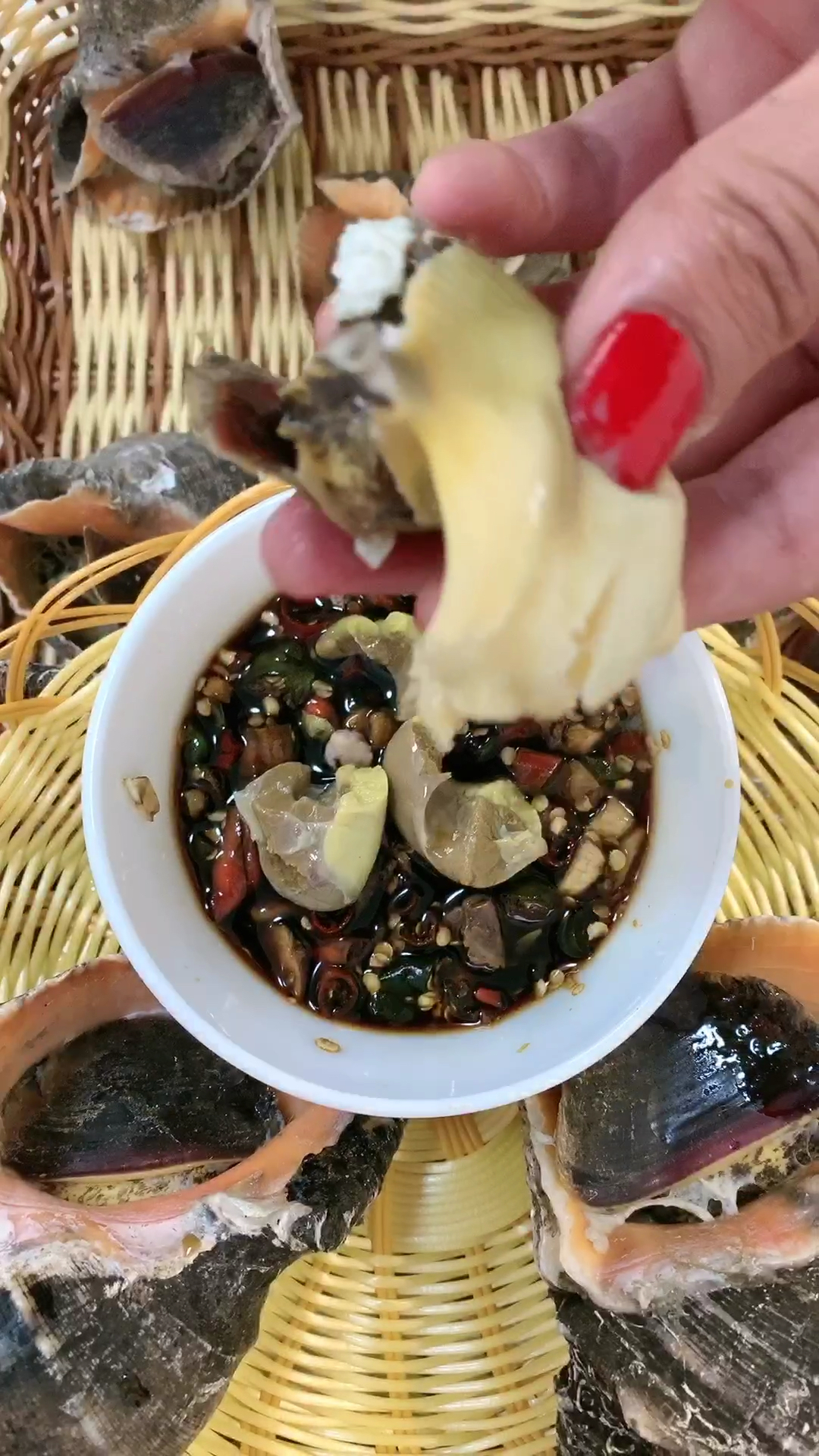 教大家如何正确吃海螺的小常识.看完以后希望对你有点帮助.感谢大家.