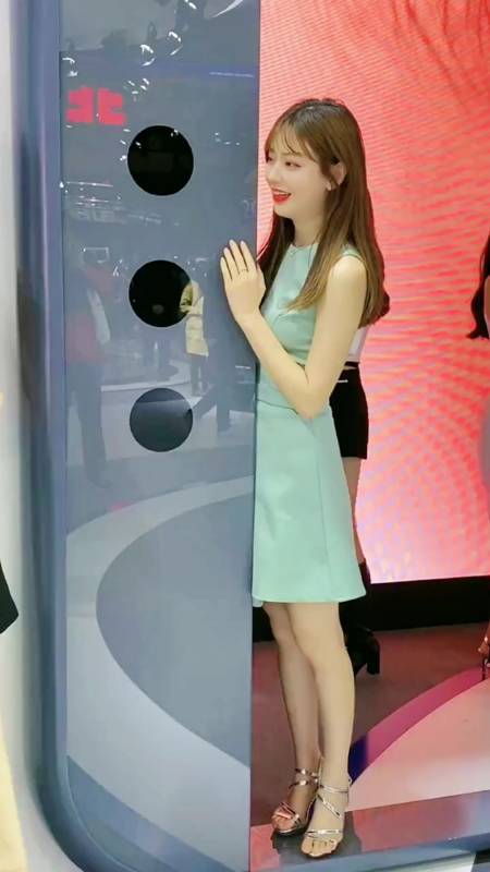 美女车模#苏宁笑什么,这么开心!