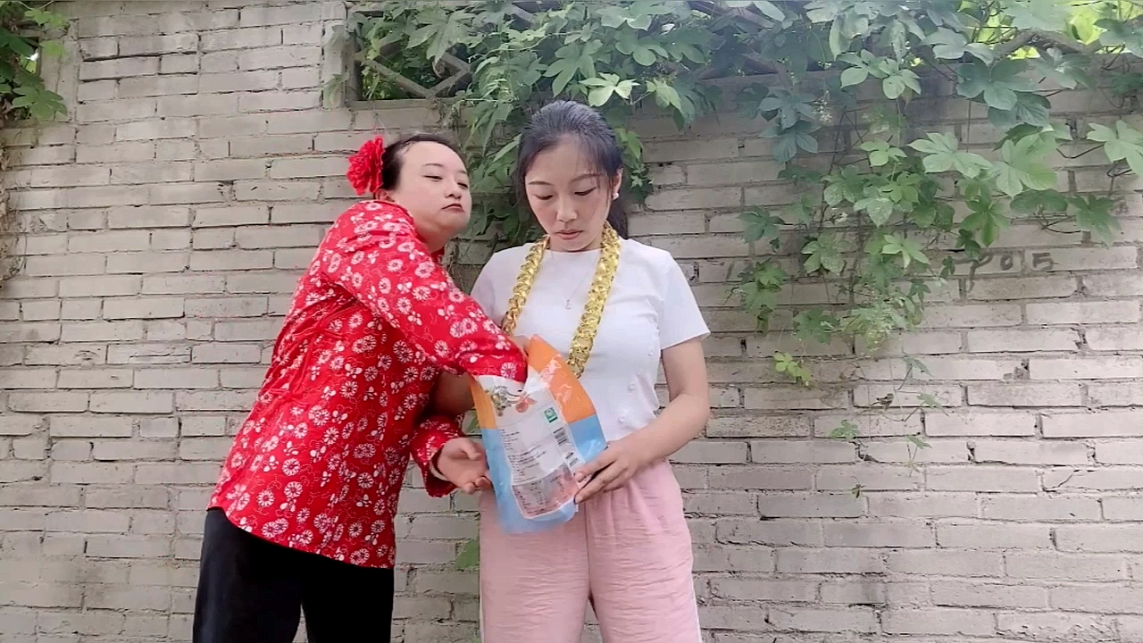 搞笑段子剧#翠花抢老板娘的狗屎糖吃,结果后面发生的一幕!