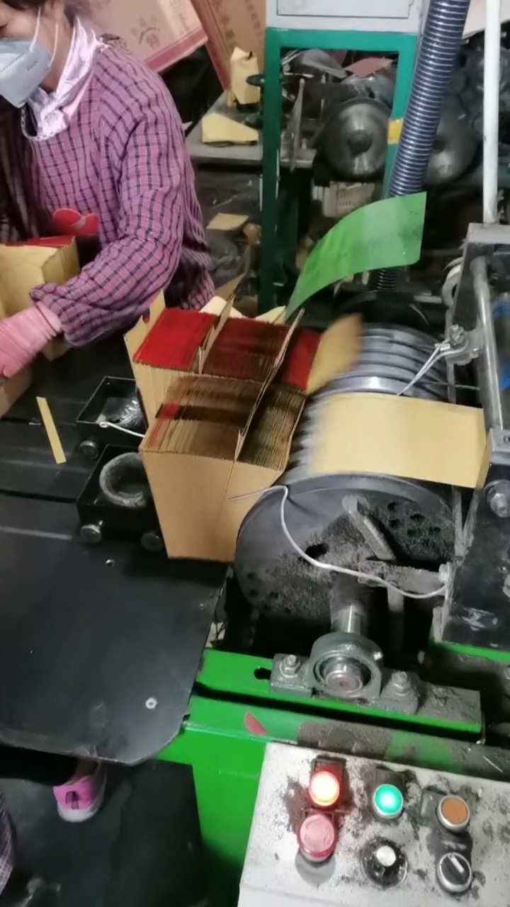 看梨袋机一天工资几百块工资真高.