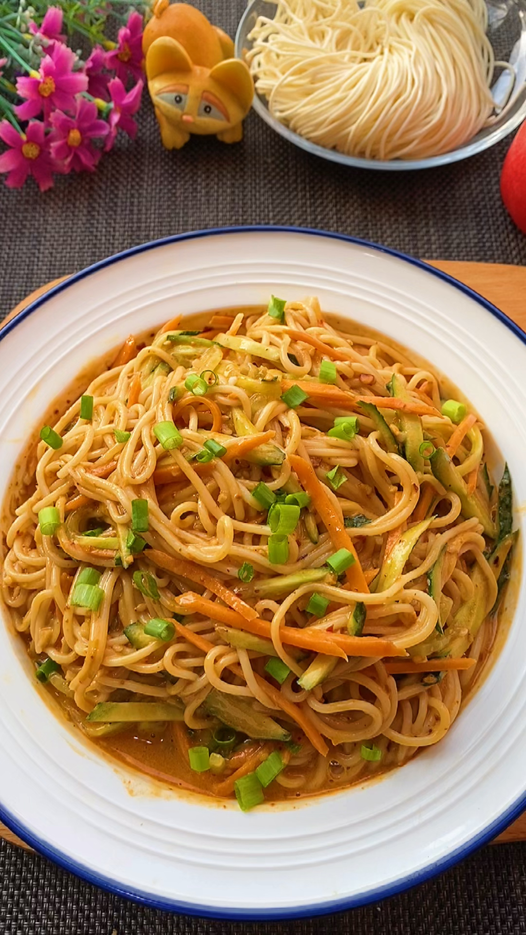 天气越来越热,来一款超好吃的麻酱拌面,全家都喜欢吃!