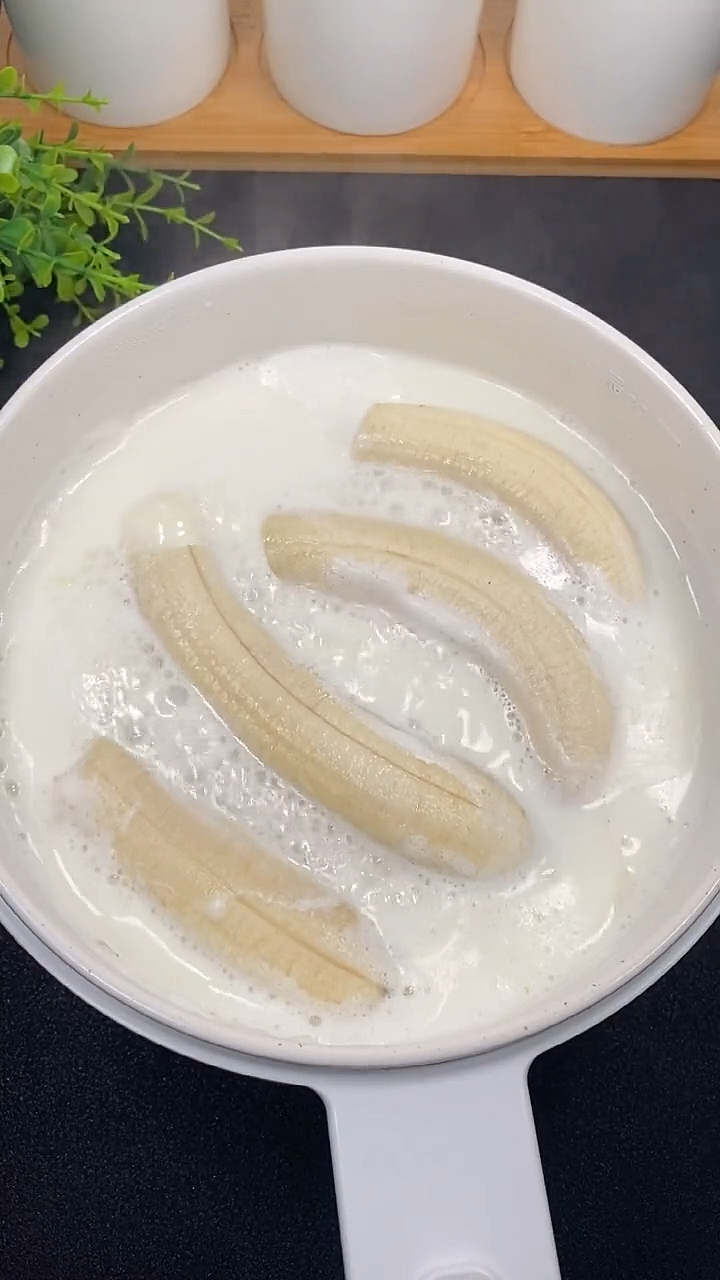 该减肥了#牛奶煮香蕉谁吃谁知道,小心住侧所哦!太给力了