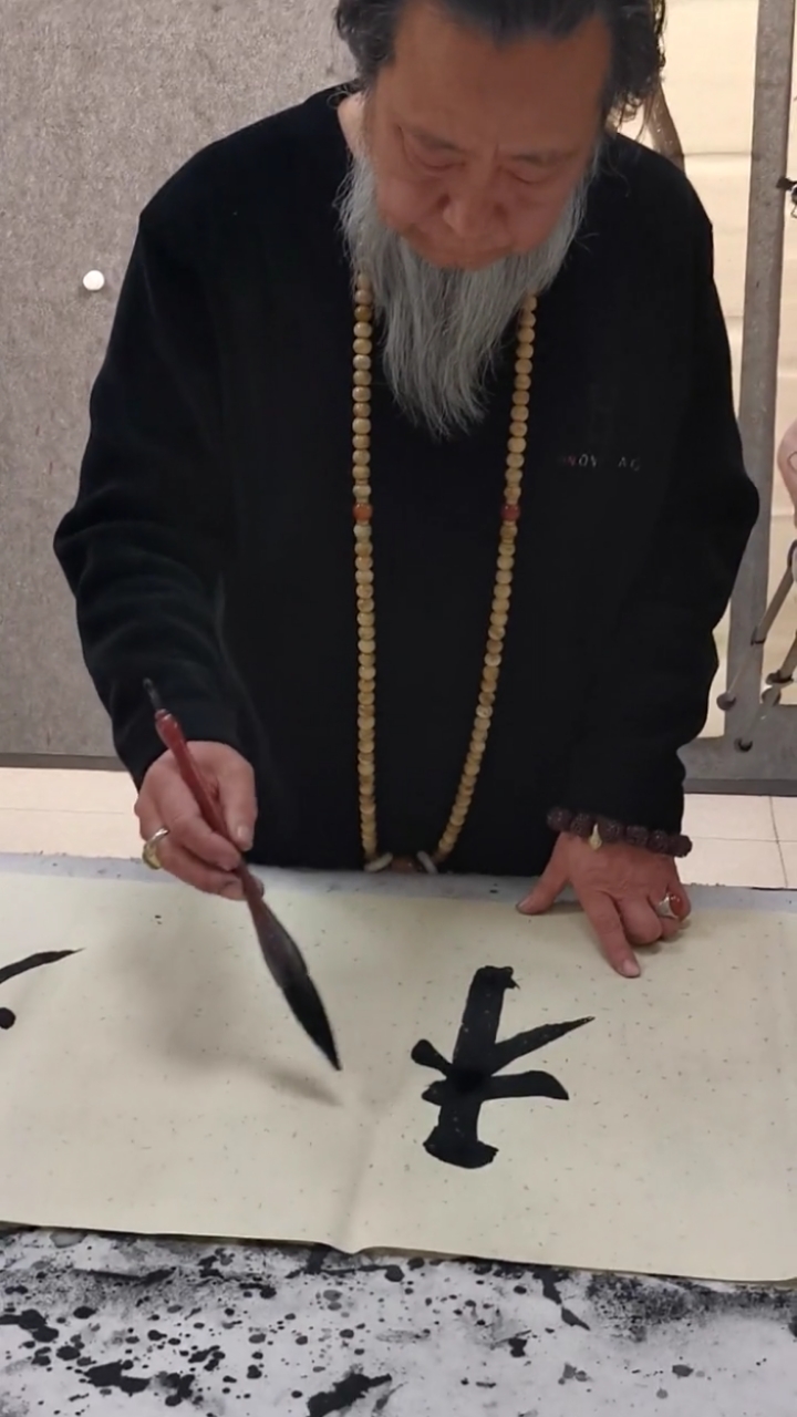 全民书法秀#伯良大师现场挥毫泼墨,太震撼了