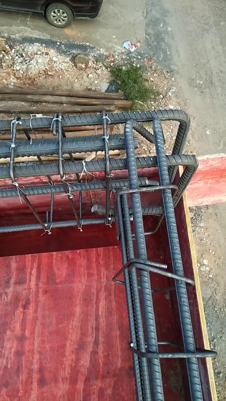 上面三条25,二排两条18,底筋16.