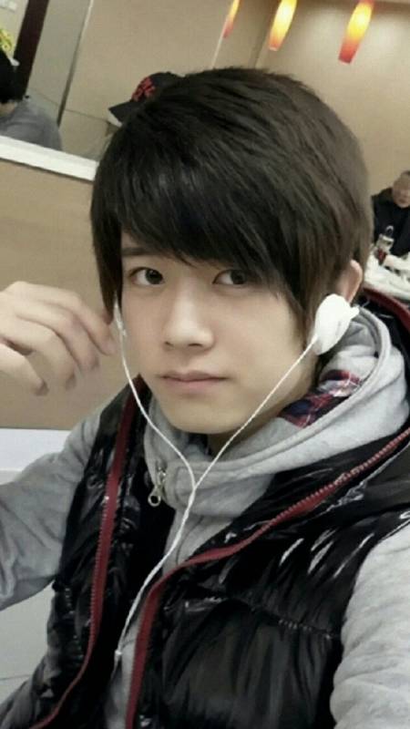 娱乐#这个帅小伙眼神会开车!他是任嘉伦吗?锦衣奶奶在吗请回答