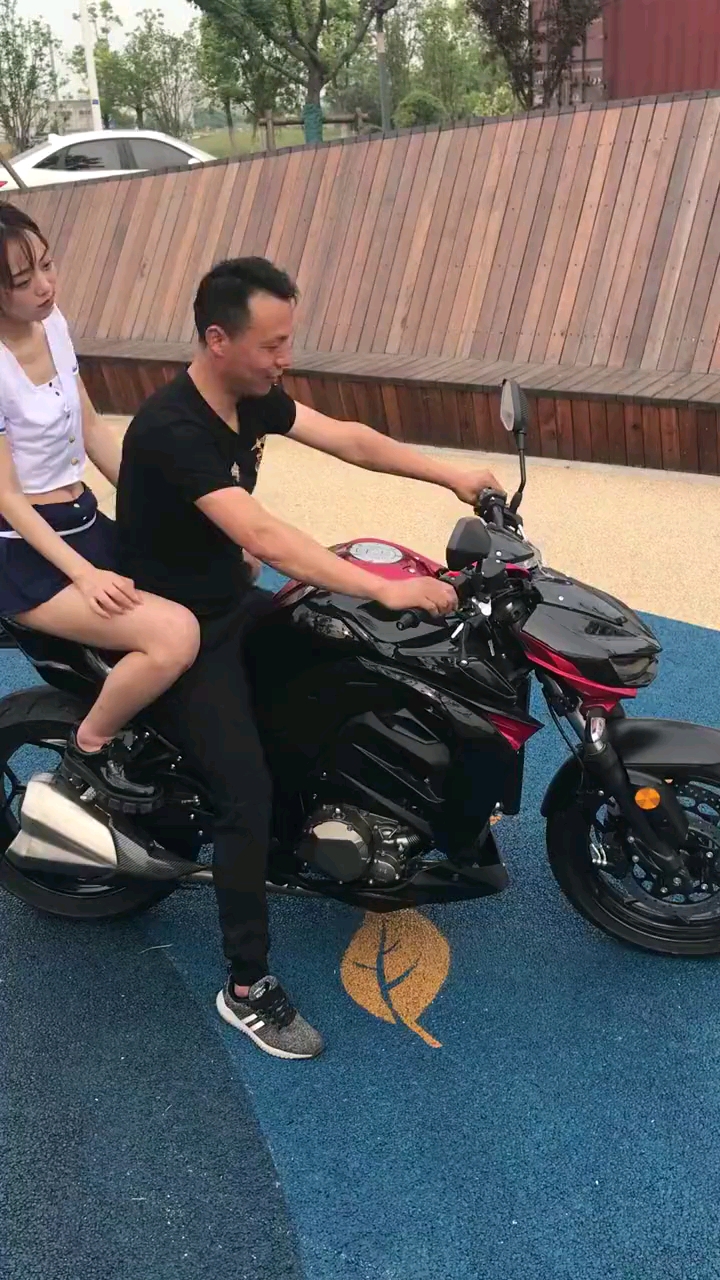 摩托车小伙绝了,撩妹有一套,看来告别单身必须先拥有一辆摩托