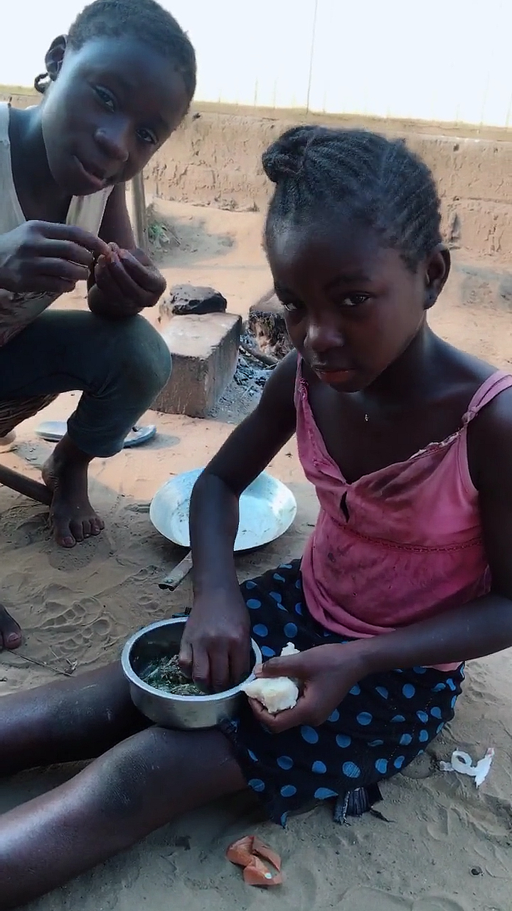 非洲儿童吃饭图片